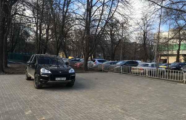 Водії-хами у Дніпропетровську обирають вражаючі місця для паркування - фото 4