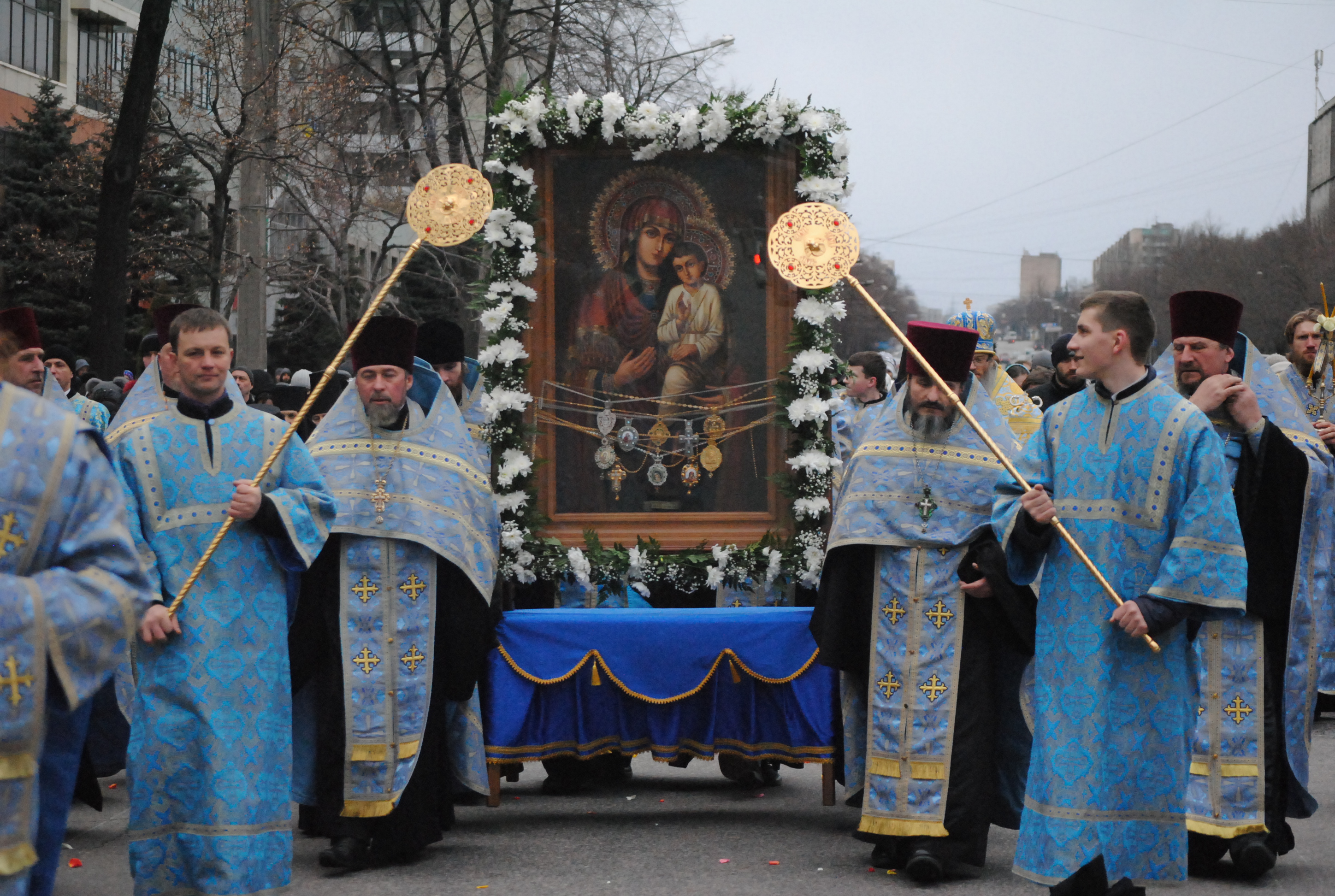 Віряни пронесли запорізьким проспектом ікону Божої Матері - фото 5