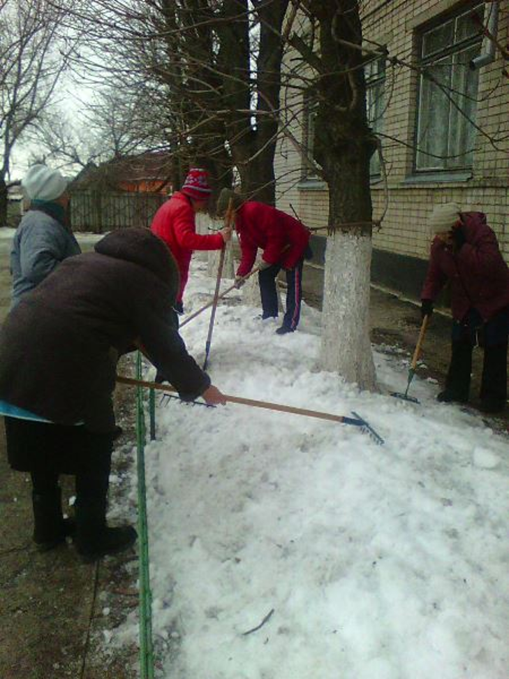 У кіровоградській школі перед приїздом мера сапали сніг - фото 2