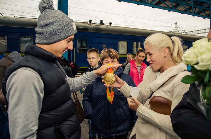 Чемпіонка Інна Черняк, що відкрили золотий медаль залік української збірної, повернулася додому - фото 3