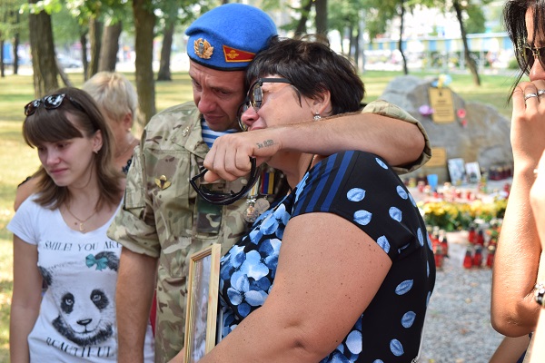 Сльози воїнів та мрії матерів: у Дніпрі вшанували загиблих під Шахтарськом - фото 2