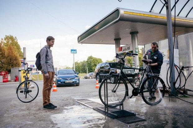 На львівській АЗС відкрили першу мийку для велосипедів - фото 1