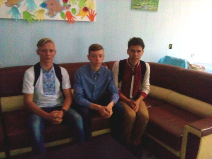 Українські школярі хочуть замість випускного допомогти бійцям АТО - фото 7