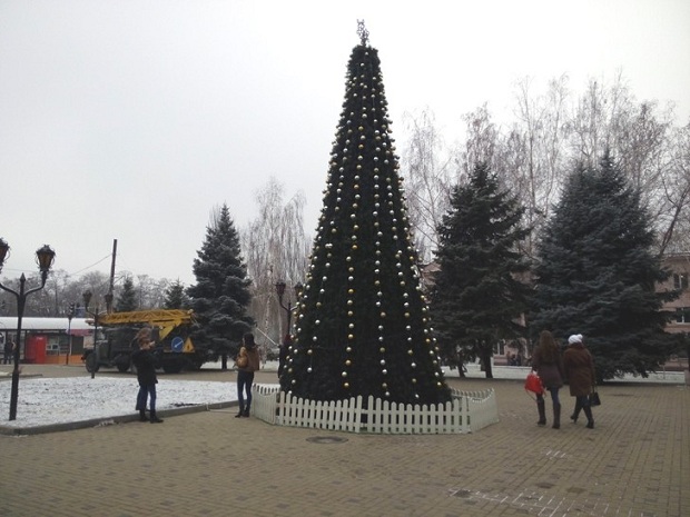 Цьогоріч у Запоріжжі побільшало публічних новорічних ялинок - фото 12