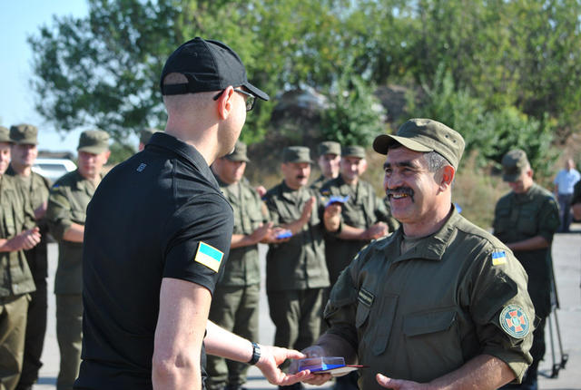 Яценюк вручив нагороди нацгвардійцям в зоні АТО - фото 4