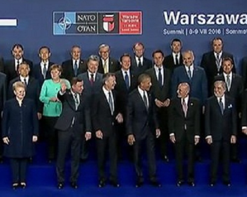 На спільній фотографії саміту НАТО Порошенка поставили у центрі  - фото 2
