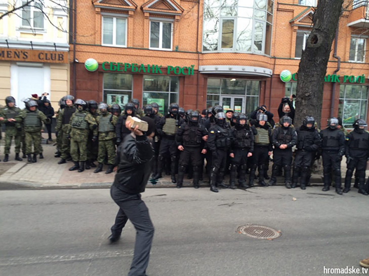 Друга річниця Майдану: Як кидали каміння в вікна російських банків та офісу Ахметова - фото 1