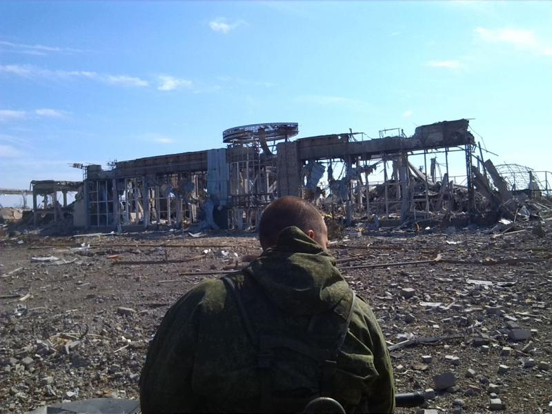 Як звалився останній форпост: день падіння луганського аеропорту (ВІДЕО) - фото 1