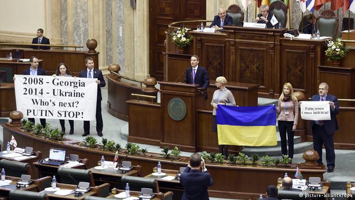 У Бухаресті українські депутати протестом зустріли спікера Держдуми  - фото 1