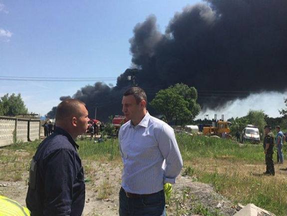 Як Кличко позував перед камерами на фоні палаючої нафтобази (ФОТО) - фото 1