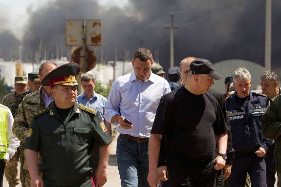 Як Кличко позував перед камерами на фоні палаючої нафтобази (ФОТО) - фото 5