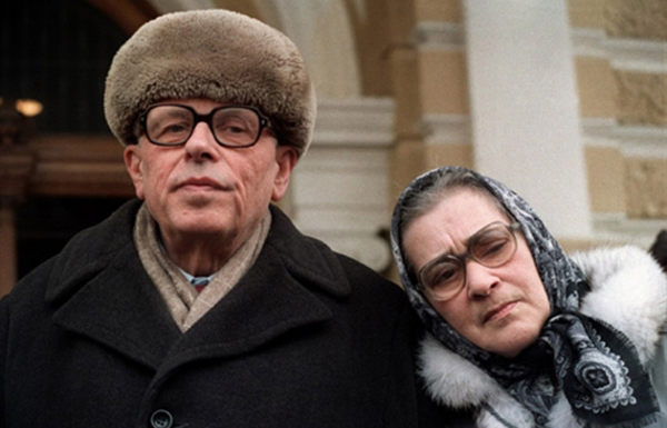 Андрій Сахаров та його дружина Олена Боннер через три місяці після повернення із заслання у Горькому