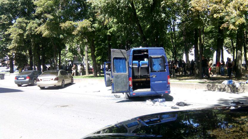 У Харкові стрілянина: невідомі напали на автомобіль охорони Добкіна  - фото 2