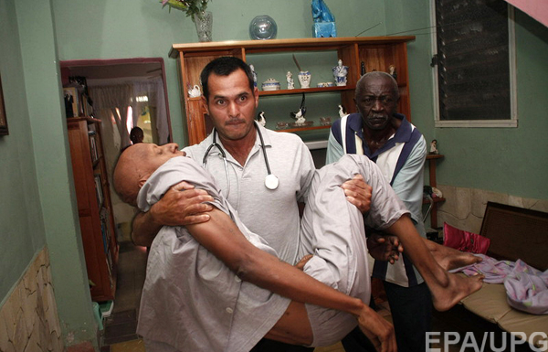 Лікар переносить на руках Гільєрмо Фаріньяса, який на той момент уже кілька тижнів відмовлявся від їжі