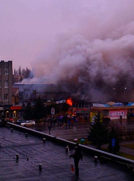 В Ужгороді вогнеборці не можуть впоратися з масштабною пожежею "України" - фото 1
