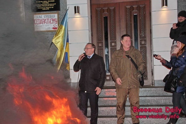 Заспокоювати мітингувальників під стінами вінницької поліції прийшов губернатор  - фото 1