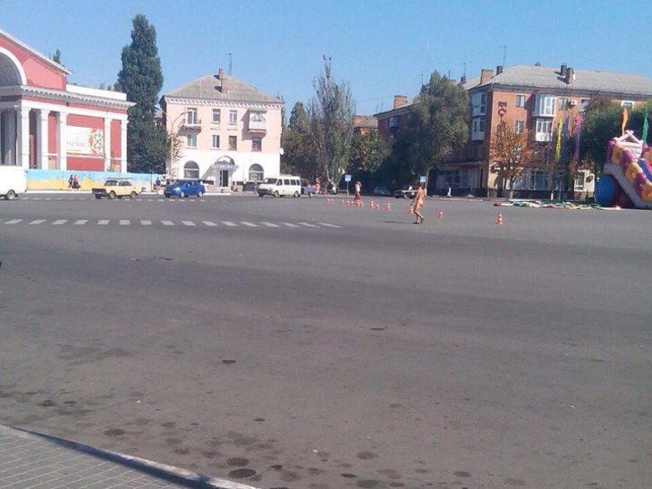 Центром міста на Кропивниччині гуляв голий чоловік - фото 1