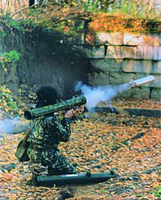 Воїни АТО "віджали" у "мирних шахтарів" новенький вогнемет, який стоїть на озброєнні російських спецпризначенців. - фото 3