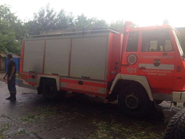 Буревій в Ужгороді пошкодив чотири машини та повалив близько десятка білбордів - фото 1