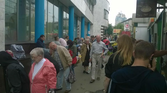 Столичні торгаші непереможні: навіть сквери не викорінюють стихійну торгівлю - фото 5 Столичні торгаші непереможні: навіть сквери не викорінюють стихійну торгівлю - фото 5
