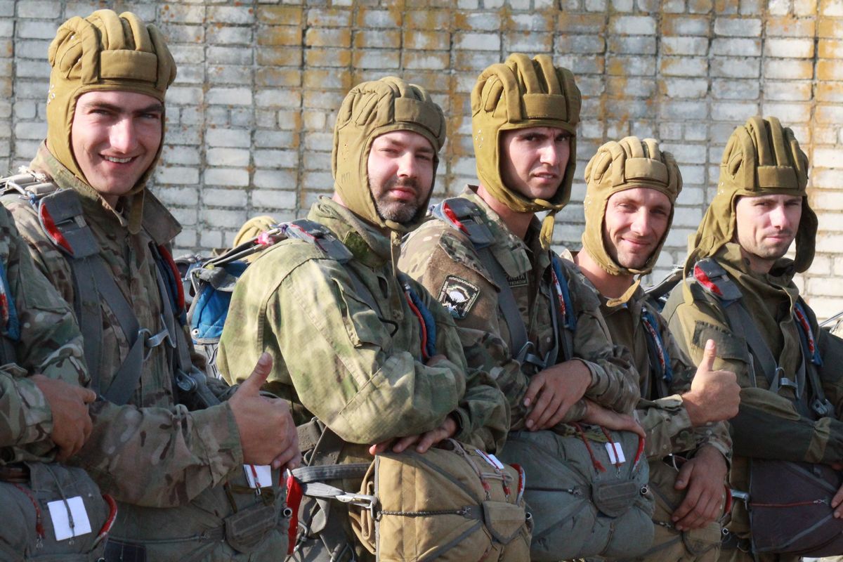 На Миколаївщині сотні десантників-резервістів стрибнули з парашутом - фото 1