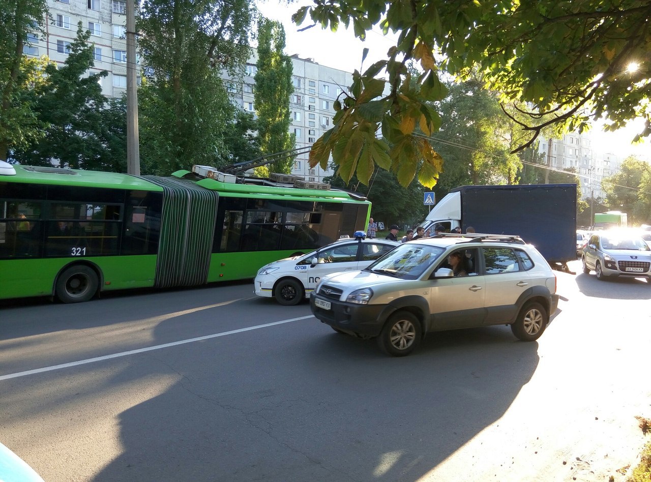 У Харкові внаслідок потрійного ДТП тролейбус вилетів на узбіччя (ВІДЕО, ФОТО)  - фото 2