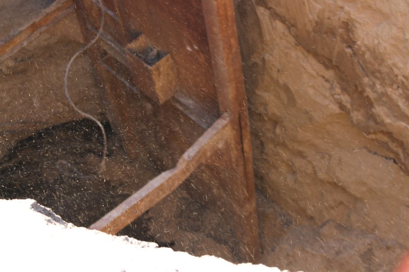 У Миколаєві провалився асфальт: яму розрили до шести метрів завглибшки