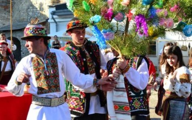Розцяцьковані дерева, коні замість кортежів і дірки від бубликів: Обряди і традиції гуцульського весілля - фото 12 Розцяцьковані дерева, коні замість кортежів і дірки від бубликів: Обряди і традиції гуцульського весілля - фото 12