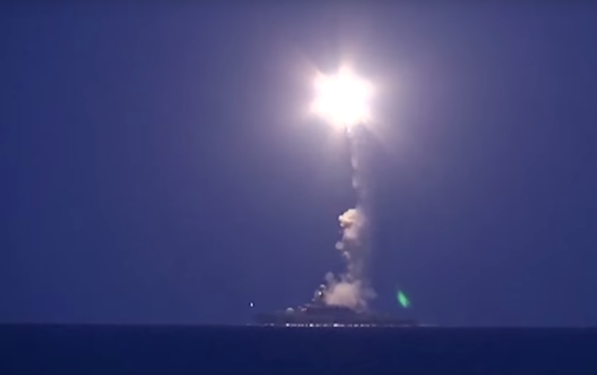 Росія показала, як бомбить Сирію з корабля (ФОТО, ВІДЕО) - фото 1