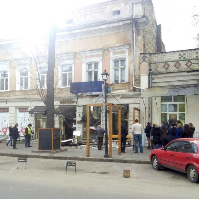На один з найпопулярніших ресторанів Одеси впав балкон - фото 1