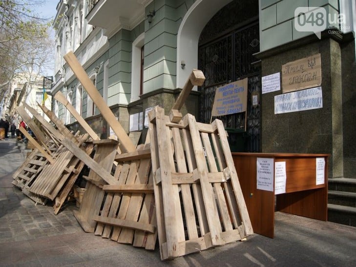 Активісти на прокурорському майдані в Одесі забарикадувалися. Очікували на штурм - фото 4