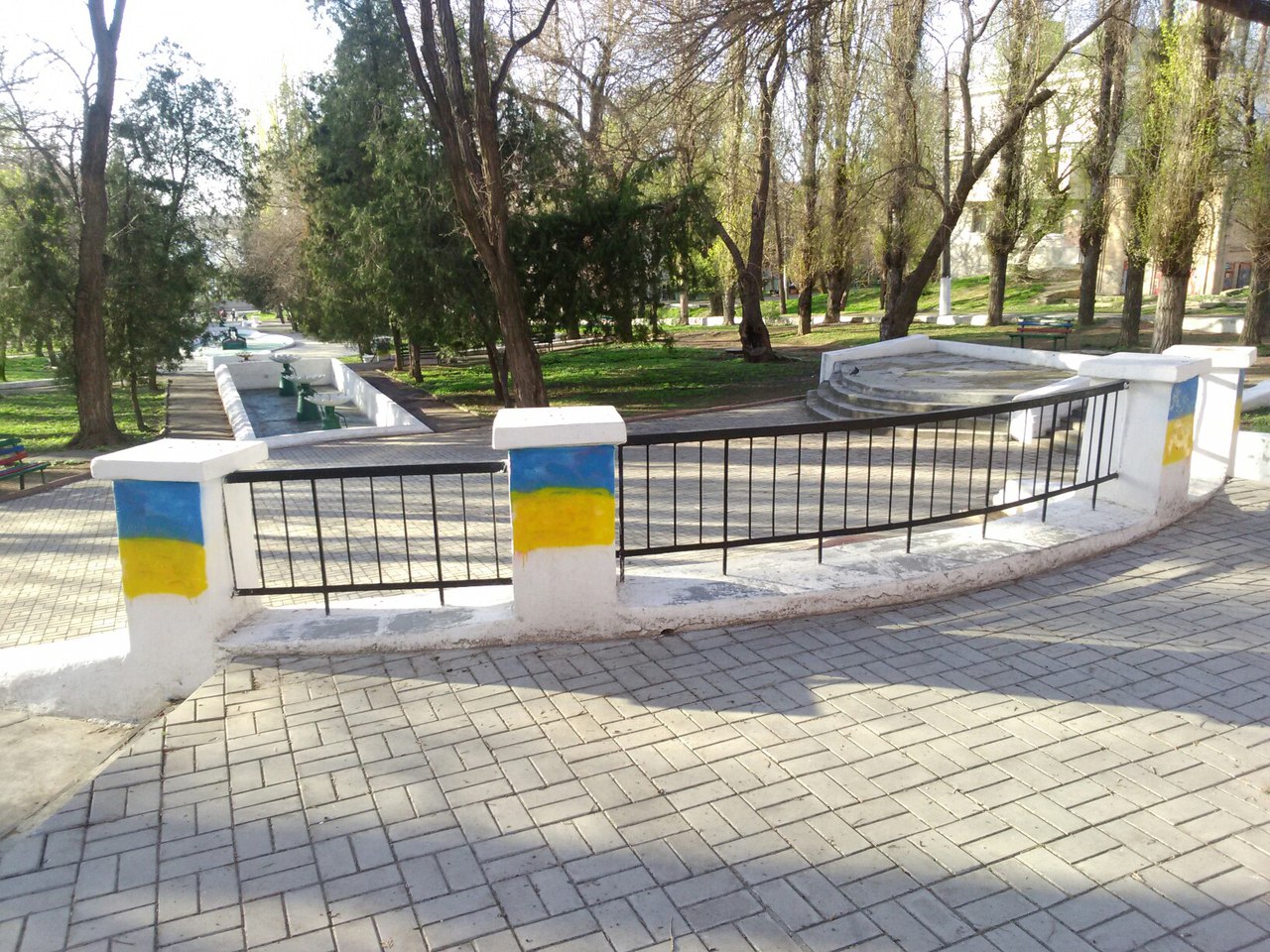 У Миколаєві комуністичні серпи та молоти замалювали прапорами України - фото 3