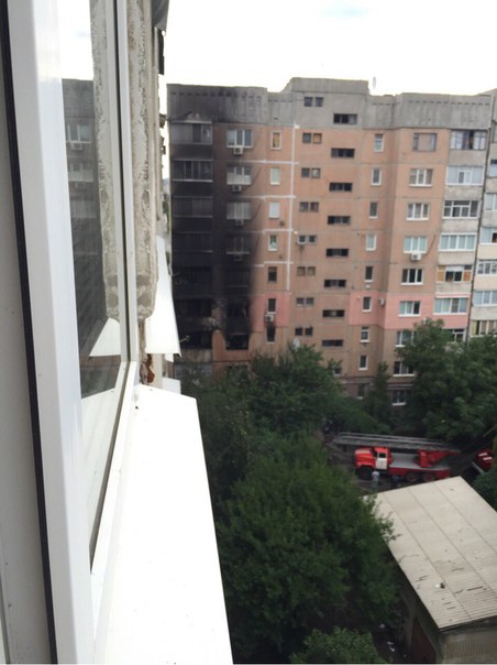 У Луганську сталася масштабна пожежа у багатоповерхівці: звинувачують бойовика (ФОТО, ВІДЕО) - фото 3