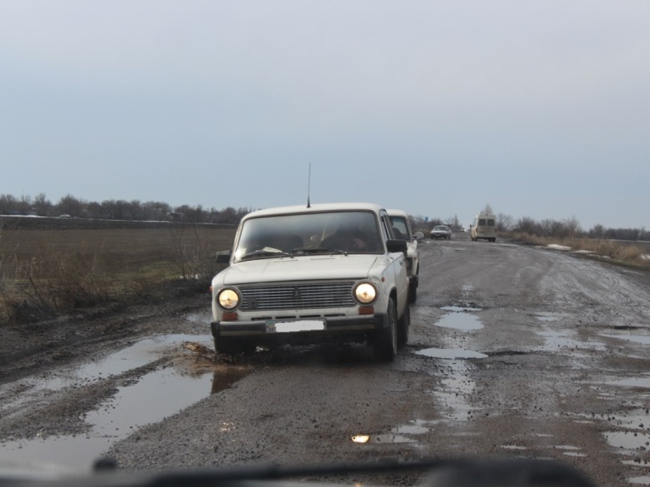 Пам'ятник бездоріжжю: на Миколаївщині машини ламаються через розбиті дороги