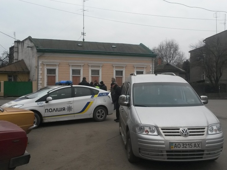В Ужгороді через ДТП поліцейські складають протокол на колег - фото 1