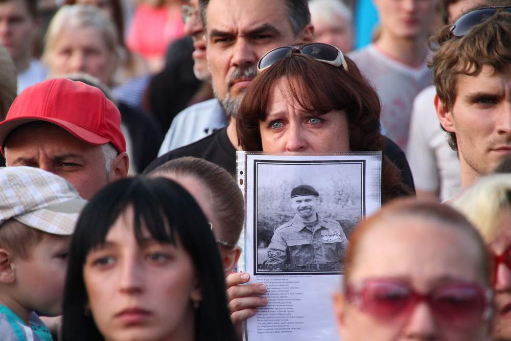 В Алчевську знайшлися мешканці, які прийшли на мітинг пам'яті Мозгового: ридали, як за Сталіним (ФОТО) - фото 3