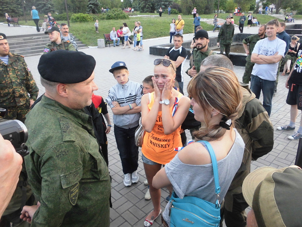 В Алчевську знайшлися мешканці, які прийшли на мітинг пам'яті Мозгового: ридали, як за Сталіним (ФОТО) - фото 5