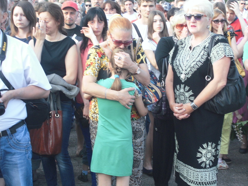 В Алчевську знайшлися мешканці, які прийшли на мітинг пам'яті Мозгового: ридали, як за Сталіним (ФОТО) - фото 4