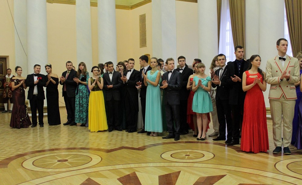 Як "аристократи" "ЛНР" танцювали у перуках на балу (ФОТО) - фото 1