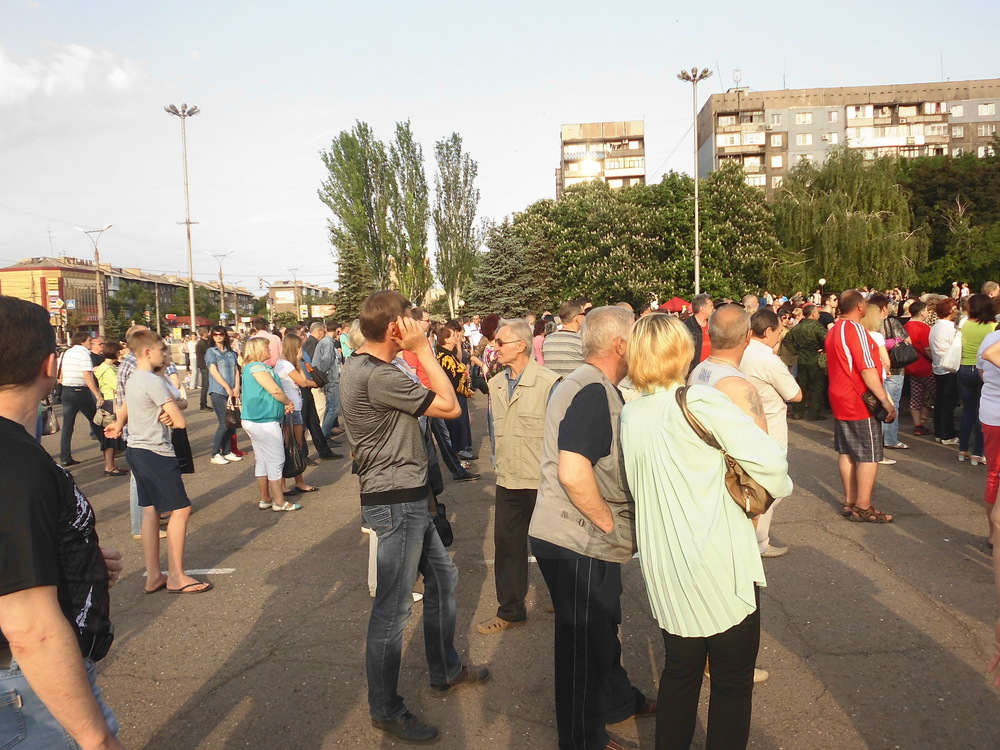 В Алчевську знайшлися мешканці, які прийшли на мітинг пам'яті Мозгового: ридали, як за Сталіним (ФОТО) - фото 2