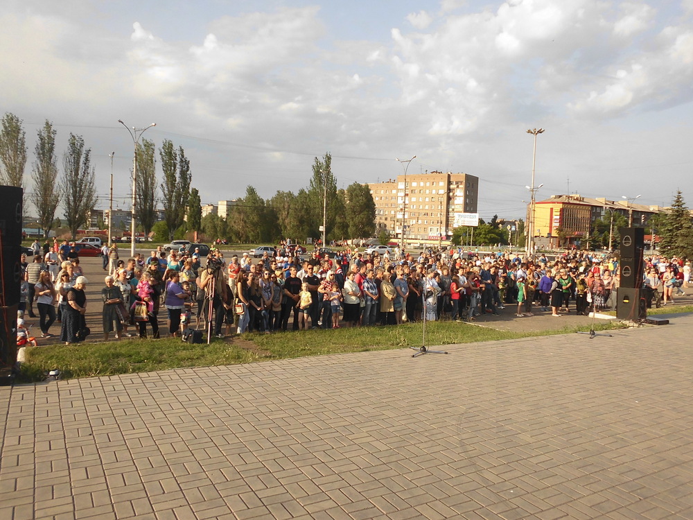 В Алчевську знайшлися мешканці, які прийшли на мітинг пам'яті Мозгового: ридали, як за Сталіним (ФОТО) - фото 1