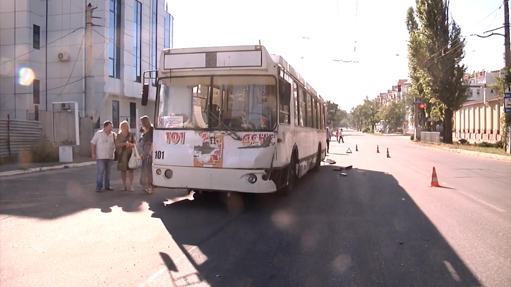 Автомобіль ОБСЄ врізався в тролейбус в Луганську  - фото 3