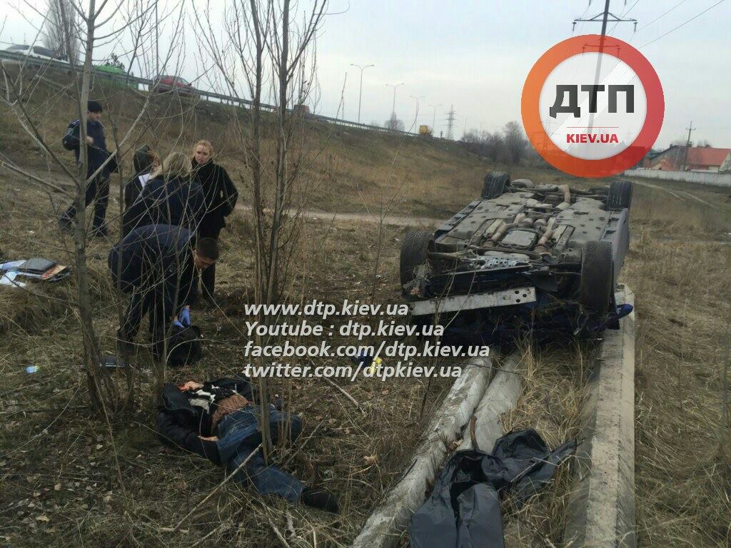 У Києві Lexus зніс зупинку: пішохід загинув на місці (ФОТО 18+) - фото 5