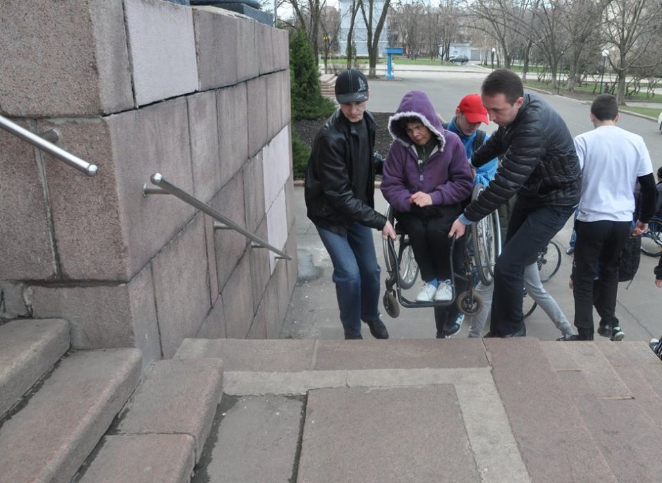 У Краматорську інваліди падають зі сходів, аби дістатися патріотичного заходу (ФОТО) - фото 3