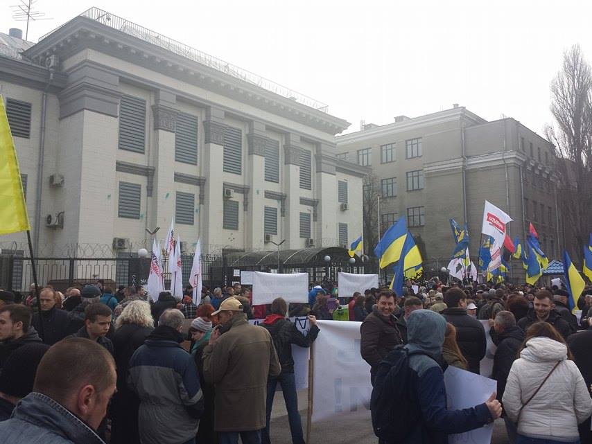Під посольством Росії у Києві вимагають звільнити Савченко - фото 3