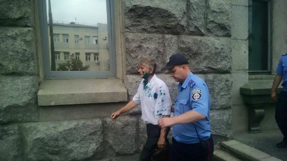У Харкові облили зеленкою депутата, який був проти визнання Росії агресором (ФОТО) - фото 1