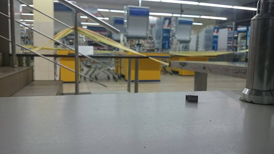 У Харкові невідомий відкрив стрілянину в супермаркеті: є загиблий (ФОТО) - фото 4