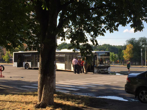 У Києві автобус провалився під асфальт (ФОТОФАКТ) - фото 1