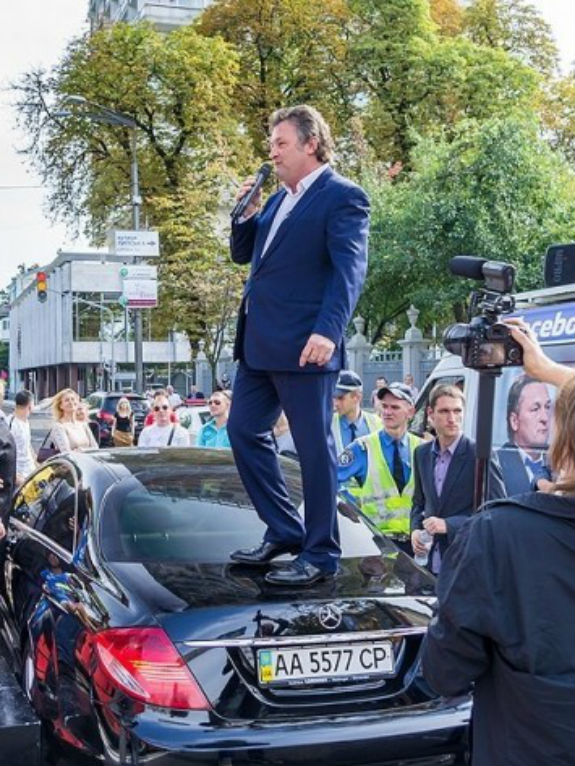 У Києві скандальний політик-мільйонер став переможцем конкурсу "Паркуюсь, як жлоб" - фото 2
