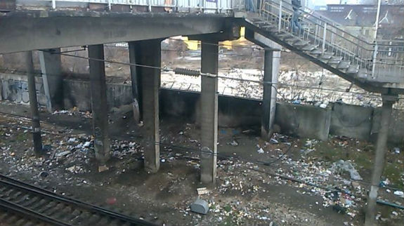 Залізничний вокзал у Києві перетворився на сміттєве пекло  - фото 2